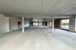 Deze lichtrijke, gloednieuwe handelsruimte van liefst 276 m² is gelegen in residentie 'De Asters', een nieuwbouwproject langs de Emiel...