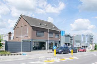 VALIMMAS verhuurt deze welgelegen handelsruimte met opslagruimte en ruime parking...    

Vooraan (± 150m²) bevindt zich een mooie toonzaal met grote etalage en LED-verlichting, een bureel, een toilet en een berging.    
De opslagruimte/atelier (± 50m²) achteraan is uitgerust met een geautomatiseerde sectionaalpoort (± 2,70m breed x 2,60m hoog) en een vloer in gepolierd beton.   
Inclusief parking voor een 20-tal wagens.    

Geen bijkomende huurlasten. Onroerende voorheffing ten laste van de huurder (± € 2.250 in 2025). 

Commerciële ligging langsheen de N9 (= steenweg Brussel-Dendermonde) = uitstekende commerciële zichtbaarheid !!
