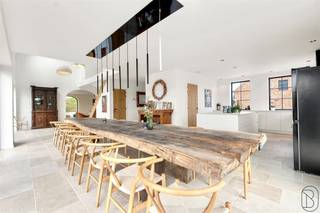 Magnifique VILLA récente à haute performance énergétique avec 6 chambres, 4 salles de bains, belle allée paysagée, dépendance et grand...