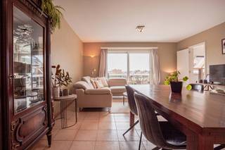 Cet appartement prêt à emménager de 86 m² allie confort contemporain et emplacement exceptionnel. Grâce à son agencement bien pensé, ses finitions de qualité et ses équipements économes en énergie, il constitue une solution idéale pour ceux qui recherchent confort, style et fonctionnalité.<br />En entrant dans l'appartement, vous arrivez dans le hall d'entrée avec un espace pour un vestiaire. Le salon spacieux et lumineux offre une expérience de vie agréable et est directement relié à la cuisine entièrement équipée. Cette cuisine moderne est équipée d'appareils électroménagers de haute qualité. Le salon donne accès à la terrasse ensoleillée (sud), qui donne sur le jardin commun paisible - un endroit parfait pour se détendre.<br />Le couloir de nuit mène à la partie nuit, où se trouvent deux chambres à coucher de taille normale. Les deux chambres bénéficient d'une lumière suffisante et offrent suffisamment d'espace pour un lit double et des armoires. La salle de bains est équipée d'une baignoire et d'un lavabo. Des toilettes séparées offrent un confort et une intimité supplémentaires.<br />Sur le plan technique, cet appartement obtient d'excellents résultats : il dispose d'un chauffage central au gaz naturel avec une chaudière à condensation récemment rénovée et de double vitrage. Il en résulte un ensemble économe en énergie avec un score EPC favorable de label B.<br />De plus, l'appartement dispose d'un débarras privé en sous-sol, d'un local à vélos et de la possibilité d'acheter une place de parking souterraine pour 25 000 €. Grâce à la présence d'un ascenseur, l'appartement est également facilement accessible pour les jeunes et les moins jeunes.<br />Son emplacement est un atout indéniable : central mais calme, à proximité des commerces, des écoles, des transports en commun et des principales voies d'accès.