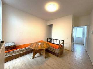 STADSWONING VOLLEDIG NIEUW AANGEKLEED Op de rand van het centrum werd deze woning recent volledig gerenoveerd, van kelder tot zolder, degelijk en met...