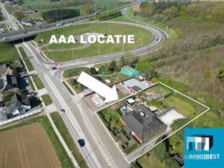 <p><span>Welkom bij een uniek pand in Bekkevoort, een oase van mogelijkheden en elegantie. Deze veelzijdige locatie is ideaal voor ondernemers die op zoek zijn naar een exclusieve plek om hun zaak uit te bouwen. </span></p><p><span> </span></p><p><span>Bij aankomst wordt u verwelkomd door een discrete aangelegde oprijlaan, wat zorgt voor een intieme en serene sfeer. De parking is royaal, met voldoende parkeergelegenheid om het comfort van uw klanten te garanderen.</span></p><p><span> </span></p><p><span>Een van de opvallende kenmerken van dit pand is de moderne en stijlvolle binnenzwembadruimte, compleet met grote raampartijen (die volledig open kunnen) die uitkijken op de prachtig onderhouden tuin/patio. Dit nodigt uit tot ontspanning en luxe, wat een meerwaarde biedt aan elke ondernemer die een unieke ervaring wil bieden aan zijn klanten.</span></p><p><span> </span></p><p><span>Daarnaast beschikt het pand over een sfeervolle lounge- en barruimte, subtiel verlicht en met een eigentijdse flair, ideaal voor evenementen of een exclusieve clubsetting. De aandacht voor detail en het gebruik van hoogwaardige materialen straalt door in elke hoek van deze ruimte. </span></p><p><span> </span></p><p><span>Het wellnessgedeelte omvat een uitnodigende sauna en jacuzzi, perfect voor klanten die op zoek zijn naar rust en onthaasting. Deze faciliteiten zijn ideaal voor een bloeiende wellness- of spa onderneming.</span></p><p><span> </span></p><p><span>Met zijn strategische en super logistieke ligging en veelzijdige indeling biedt dit pand een uitstekende gelegenheid voor een breed scala aan zakelijke activiteiten. Of u nu een chique spa, een exclusieve club of kamerverhuur wilt starten, dit pand biedt de perfecte setting. Bovendien is er nog een lopende uitbatingsvergunning!</span></p><p><span> </span></p><p><span>Beleef de mogelijkheden en laat uw ondernemersdroom werkelijkheid worden in dit opmerkelijke pand in het hart van Bekkevoort.</span></p><p><span> </span></p><p><span>Ps. Het is ook mogelijk dit pand te kopen via aandelenverkoop van de BV. </span></p><p><span>De BV is louter een patrimoniumvennootschap waarin enkel het onroerend goed (handelspand) vervat zit. </span></p><p><span>Uw boekhouder zal u ongetwijfeld de voordelen ervan toelichten. </span></p><p><span>Wij sommen ze nog even voor u op:</span></p><p><span>+ Geen overname;</span></p><p><span>+ Aandelenkoop zonder registratierechten;</span></p><p><span>+ Geen notariskosten;</span></p><p><span>+ Schuldenvrije BV(bevat enkel het onroerend goed).</span></p><p><span> </span></p><p><span>Vraagprijs:</span></p><p><span>- Aankoop volle eigendom onder registratierechten = 649.000€ excl. kosten koper</span></p><p><span>- Aankoop onder de vorm van aandelen = 345.000€ excl. kosten koper</span></p><p><span> </span></p><p><span> </span></p><p><span>Kom de mogelijkheden ontdekken en contacteer ons voor meer informatie en een bezoek op www.immodiest.be of 013/31.25.22. </span></p><p><span> </span></p><p><span> </span></p>