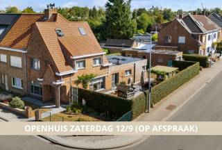 <p>Op zoek naar een woning met ruimte voor het gezin én een eigen plek om te werken of te ontspannen? Deze halfopen bebouwing combineert drie slaapkamers met een veelzijdige indeling, een tuin en een afzonderlijke garage.</p><p>Via de inkomhal bereik je de ruime leefruimte, waar een gezellige zithoek met haard en een volwaardige eetplaats hun plek vinden. De aansluitende keuken biedt voldoende ruimte om samen te koken. Achteraan vormt de extra kamer met toegang tot de tuin een mooie aanvulling: hobbyruimte of thuiswerkplek, naargelang jouw wensen. Een badkamer met ligbad en afzonderlijke douche, een praktische wasplaats en een apart toilet vervolledigen het gelijkvloers.</p><p>Op de eerste verdieping bevinden zich twee slaapkamers, een afzonderlijke dressing en een tweede toilet. De tweede verdieping herbergt de derde slaapkamer: een fijne plek voor wie graag wat meer privacy heeft.</p><p>De tuin nodigt uit om buiten te ontspannen. De afzonderlijke garage biedt plaats voor de wagen of extra bergruimte, terwijl ook de kelder handig is voor voorraad en opslag.</p><p>Met <strong>16 zonnepanelen, airco en EPC-label C (210 kWh/m²/jaar)</strong>, beschikt deze woning over troeven. De beschikbare elektriciteitskeuring is gunstig en het asbestattest vermeldt ‘asbestveilig’.</p><p>De woning zal vrij zijn op 1 mei 2027.</p><p>Spreekt de combinatie van karakter, ruimte en een praktische indeling je aan?</p>