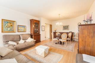 [[ DIT PAND NEEMT DEEL AAN DE ERA OPEN HUIZEN DAG OP 19/9 VAN 17:30 TOT 18:30 ]]
<p>Comfortabel appartement op Linkeroever, vlak bij het Sint-Annabos, Sint-Annastrand en de Schelde.</p>

<p>Dit appartement combineert een groene omgeving met een vlotte bereikbaarheid naar het centrum van Antwerpen. Gelegen op Linkeroever geniet je hier van de nabijheid van het Sint-Annabos, het Sint-Annastrand en de jachthaven, ideaal voor wie houdt van wandelen, fietsen en ontspannen aan het water. Openbaar vervoer bevindt zich vlak bij het gebouw en ook de verbinding naar de Ring en de belangrijkste uitvalswegen verloopt bijzonder vlot. Het appartement beschikt over twee slaapkamers, een functionele indeling en een aangename leefruimte. Een praktische staanplaats vormt een extra meerwaarde.</p>

<p>Belangrijkste ruimtes:<br />• Woonkamer met aangename lichtinval<br />• Keuken uitgerust met vaatwasser, dampkap, koelkast, elektrische kookplaat en elektrische oven<br />• 2 slaapkamers<br />• Badkamer met ligbad, wastafel en aansluiting voor wasmachine en droogkast<br />• Apart toilet<br />• Staanplaats</p>

<p>Troeven:<br />• Gelegen op Linkeroever nabij Sint-Annabos, Sint-Annastrand en de Schelde<br />• Vlotte verbinding naar Antwerpen centrum, Ring en uitvalswegen<br />• Openbaar vervoer vlak bij het gebouw<br />• Staanplaats te koop voor €19.000</p>

<p>Neem vandaag nog contact op voor meer informatie of een bezoek. JOUW DROOMAPPARTEMENT. ZO GEVONDEN!</p>