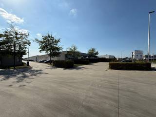 Dit multifunctionele bedrijfsgebouw beschikt over een showroom/ kantoor van 960m², gecombineerd met een magazijn van 840 m². Het pand is...