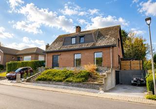 Ruime open bebouwing op een mooi en ruim perceel, gelegen in een rustige en groene woonwijk in Leefdaal, op wandelafstand van het centrum. Dankzij de uitstekende ligging bevindt de woning zich centraal tussen Leuven en Brussel en vlak bij Tervuren.<br />De woning dateert van 1980 en omvat op het gelijkvloers een inkomhal met vestiaire en gastentoilet, een ruime en lichtrijke woon- en eetkamer met toegang tot het overdekte terras, een ruime keuken met ontbijthoek, proviand- en wasruimte en een aparte bureau. Op de eerste verdieping bevinden zich 3 slaapkamers en 2 badkamers, telkens met toilet, waarvan één met bad en één met douche.<br />De woning is volledig onderkelderd en beschikt over een zeer ruime garage, werkatelier en extra bergruimte.<br />Met een conforme elektrische installatie en EPC-label C is dit een solide woning met veel ruimte en potentieel, ideaal voor wie rustig en groen wil wonen met een vlotte bereikbaarheid.