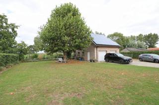 Bent u op zoek naar een moderne villa met zwemvijver en 4 slaapkamers op een centrale ligging in Melsele? Dan is dit wellicht iets voor u!<br /><br />Deze moderne, energiezuinige villa met zwemvijver en grote tuin beschikt over zonnepanelen en is zeer goed bereikbaar door zijn centrale ligging. <br />De villa is als volgt ingedeeld: inkomhal met apart toilet, eetruimte met half-open keuken voorzien van alle comfort en toegang tot de berging, zeer ruime zithoek met uitzicht op de zwemvijver en tuin. De zithoek beschikt over een gezellige gashaard. Daarnaast is er een bureauruimte, die afsluitbaar is van de eetruimte en beschikt over een houtkachel. Op de 1ste verdieping zijn er 3 slaapkamers, een badkamer en apart toilet. Op de 2de verdieping heeft u de 4de slaapkamer en toegang tot de bergzolder.<br /><br />De voornaamste troeven van de woning zijn: energiezuinig, grote tuin en zwemvijver, dubbele garage te bereiken via een lange oprit, veel ruimte én een centrale ligging!<br /><br />De woning is beschikbaar vanaf 1 mei 2026, in onderling overleg ook vroeger mogelijk. <br /><br />Contacteer ons voor meer informatie en/of een plaatsbezoek via verhuur@homevast.be of tel. via 03 376 20 20.