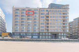 Op zoek naar een gezellige en volledig gemeubelde studio op een topligging aan zee? Deze aangename studio is gelegen op de dijk van Oostende, vlak aan het strand en op wandelafstand van winkels, horeca en het stadscentrum. De studio is ideaal voor wie comfortabel en zorgeloos aan de kust wil wonen. Bovendien is er een fietsenberging aanwezig, wat extra praktisch is voor wie graag met de fiets de kust verkent. De huurprijs bedraagt €850 per maand, aangevuld met een voorschot van €75 per maand voor de algemene onkosten, €30 per maand voorschot voor water en €50 per maand voorschot voor verwarming. De studio is beschikbaar vanaf 1 oktober 2026. Ben je geïnteresseerd in dit pand te huur in Oostende? Ga naar de website www.dermul.be, klik op het pand dat je wenst te huren. Via de knop "ik heb interesse" vragen we u kort een profiel in te vullen. Daarna nemen we contact op voor een bezoek. Telefonisch kunnen er geen afspraken gemaakt worden.