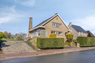 Deze open bebouwing is gelegen in Haasrode vlakbij winkels, scholen, .... en met goede verbinding naar Leuven. <br /><br />Indeling:<br /><br />We betreden de woning via de ruime inkomhal, met apart gastentoilet en ruimte voor een vestiaire. Links van de inkomhal bevindt zich de open en lichtrijke leefruimte met authentieke elementen zoals de open haard. Via de leefruimte bereiken we de keuken. Via de keuken kan men het terras en de ruime oprit en tuin bereiken. De tuin is zeker de grootste troef van de woning met het prachtig zicht over de velden! Verder vinden we op het gelijkvloers nog een ruime slaapkamer met enkel lavabo van 17m². Ideaal als slaapkamer of bureau. <br /><br />Op de eerste verdieping vinden we de nachthal met 3 ruime slaapkamers van 15m² en 11m². Verder vinden we hier een badkamer met ligbad, toilet, bidet en enkel lavabo.<br /><br />Verder de woning volledig onderkelder met garage en verschillende stockageruimtes.<br /><br />Verwarming is op stookolie. Elektriciteit is niet conform. <br /><br />Voor meer info of een bezoek ter plaatste, mag u ons steeds contacteren!