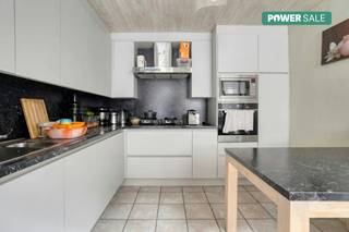 Planifiez votre visite et découvrez cette maison spacieuse pleine de possibilités dans un emplacement central à Izegem !<br /><br />Cette maison confortable offre de l'espace et de nombreuses options pour ceux qui recherchent une maison chaleureuse avec du potentiel. Grâce à l'aménagement pratique, aux pièces spacieuses et au chaleureux foyer au bois, vous pourrez profiter d'un cadre de vie agréable dans un emplacement central.<br /><br />La maison est divisée comme suit :<br /><br />Rez-de-chaussée :<br />- Hall d'entrée avec salle polyvalente, idéale comme bureau ou salle de loisirs<br />- Espace de vie confortable avec un joli foyer au bois<br />- Cuisine entièrement équipée avec tout le confort nécessaire<br />- Coin de lavage pratique avec raccordement pour machine à laver<br />- Grande pièce de rangement séparée avec espace de rangement supplémentaire<br />- Sous-sol<br /><br />1er étage :<br />- 3 chambres complètes<br />- Salle de bain spacieuse avec toilettes, douche et baignoire<br /><br />2e étage :<br />- Grenier spacieux accessible par un escalier fixe, avec de nombreuses options<br /><br />À l'extérieur :<br />- Cour/jardin confortable où vous pourrez profiter de la paix et de la tranquillité<br />- Garage disponible<br /><br />Les avantages de cette maison :<br /><br />- Aménagement spacieux et pratique<br />- Beaucoup de potentiel et d'opportunités<br />- Idéal pour les familles ou ceux qui recherchent plus d'espace<br />- Grande pièce de rangement et grenier supplémentaire<br />- Emplacement central à Izegem avec connexion facile à proximité des commerces, des écoles et des routes d'accès<br /><br />Vous recherchez une maison spacieuse, pleine de charme, de convivialité et offrant de nombreuses options ? Alors cette maison vaut vraiment le détour. Contactez-nous dès aujourd'hui pour une visite !<br /><br /><br /><br />Ce bien est soumis à l'obligation de rénovation imposée par le gouvernement flamand pour les bâtiments résidentiels (sauf en cas de démolition dans les 5 ans suivant l'achat). Pour plus d'informations, veuillez consulter le site web de l'Agence flamande de l'Énergie et du Climat via https://www.vlaanderen.be/een-woning-kopen/renovatieverplichting-voor-residentiele-gebouwen<br /><br />Registre des mesures: non