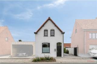 <p><span>Gerenoveerde gezinswoning met Zuid-Oost georiënteerde tuin (707 m²)</span></p><p><span> </span></p><p><span>In de Olsenestraat 108 te Zulte staat deze volledig gerenoveerde gezinswoning klaar voor haar nieuwe bewoners. De huidige eigenaars renoveerden de woning in 2018 grondig, zodat u hier zonder werken kunt intrekken. Met ± 115 m² bewoonbare oppervlakte op een ruim perceel van 707 m² geniet u van ruimte én comfort.</span></p><p><span>Ook op energievlak is deze woning goed uitgerust: hoogrendementsbeglazing, doorgedreven isolatie, zonnepanelen (5.980 Wp) én een condenserende gasketel zorgen voor een aangenaam binnenklimaat en een EPC-label C. Het asbestattest bevestigt dat de woning asbestveilig is, en er geldt geen renovatieverplichting.</span></p><p><span> </span></p><p><span>INDELING</span></p><p><span>Gelijkvloers: Inkomhal - open leefruimte met zithoek, eethoek en vlotte doorgang naar de keuken - badkamer met ligbad en douchewand, lavabo, toilet en aansluiting voor de wasmachine - toegang tot de droge kelder.</span></p><p><span>Eerste verdieping: De nachthal geeft toegang tot een ruime slaapkamer met inmaakkast. Van daaruit bereikt u een tweede slaapkamer, die werd opgedeeld in twee ruimtes, elk met een eigen deur en verwarming. Met een beperkte ingreep beschikt u zo over drie volwaardige slaapkamers.</span></p><p><span>Buiten: Een oprit met poort leidt naar de vrijstaande garage met bergruimte. Verder zijn er een (overdekt) terras en een buitenberging. Daarachter strekt zich een zeer ruime tuin uit, georiënteerd op het zuidoosten, met gazon, bomen en een vrij zicht op het achterliggende groen.</span></p><p><span> </span></p><p><span>TROEVEN</span></p><p><span>· Volledig gerenoveerd in 2018, instapklaar</span></p><p><span>· Ruime tuin met bomen en open zicht op het groen</span></p><p><span>· Condenserende gasketel en zonnepanelen (5.980 Wp)</span></p><p><span>· Asbestveilig, geen renovatieverplichting</span></p><p><span> </span></p><p><span>INFO</span></p><p><span>· EPC: 296 kWh/m²/jaar, label C</span></p><p><span>· De vermelde bewoonbare oppervlakte betreft de bruto oppervlakte zoals vermeld in het EPC-attest.</span></p><p><span>· Stedenbouwkundige informatie: Vg | Wg | Gmo | Gvkr | Gvv</span></p><p><span>· Watertoets: gebouwscore A | perceelscore A</span></p><p><span>· Vrij vanaf 15/05/2027</span></p><p><span> </span></p><p><span>Meer informatie of een bezoek inplannen? Contacteer Ellen op 0474 86 04 52 of via ellen@heritagevastgoed.be.</span></p><p><span> </span></p>