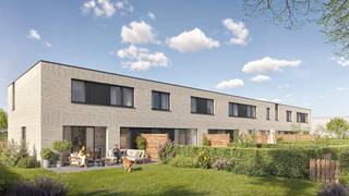 <p>In een rustige, doodlopende straat in het hart van Knesselare bevindt zich De Clessenaer: een kleinschalig nieuwbouwproject van slechts zes moderne woningen. Dit project is ideaal voor wie comfortabel en toekomstgericht wil wonen in een groene, kindvriendelijke omgeving, met alle dagelijkse voorzieningen binnen handbereik.</p><p>De woningen beschikken over drie tot vier volwaardige slaapkamers en een doordachte indeling met open leefruimtes die baden in natuurlijk licht. Elke woning heeft een private tuin en een eigen oprit, wat zorgt voor extra comfort en privacy. De hedendaagse architectuur combineert een tijdloze uitstraling met functioneel wooncomfort.</p><p>Ook op vlak van energiezuinigheid scoort De Clessenaer sterk. De woningen worden uitgerust met moderne technieken zoals zonnepanelen en efficiënte verwarmingsoplossingen, wat resulteert in een laag energieverbruik en een aangenaam binnenklimaat het hele jaar door. Aankoop aan 6% btw is mogelijk onder de geldende voorwaarden.</p><p>Dankzij de centrale ligging zijn Gent en Brugge vlot bereikbaar, terwijl je toch geniet van de rust en charme van het dorpsleven. De Clessenaer is de perfecte keuze voor gezinnen en koppels die op zoek zijn naar kwalitatief nieuwbouwcomfort in een aangename woonomgeving.</p>