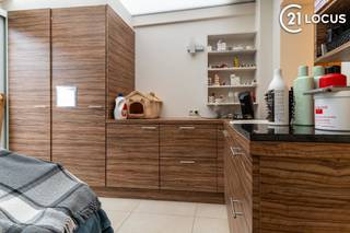 <p>Instapklare gezinswoning met 4 slaapkamers, tuin te Beveren<br /><br />Mosselbank 96, 9120 Beveren<br />Bewoonbare oppervlakte: ±164 m²<br />EPC: B<br />Zonnepanelen aanwezig<br /><br />Op zoek naar een ruime en instapklare gezinswoning in Beveren?<br />Deze woning biedt een praktische indeling, veel lichtinval en een veelzijdige extra ruimte die perfect kan dienen als bureau, hobbyruimte of praktijkruimte.<br /><br />Indeling<br /><br />Gelijkvloers:<br /><br />Inkomhal<br />Ruime leefruimte met veel lichtinval<br />Keuken<br />Multifunctionele ruimte (bureau, speelkamer, hobbyruimte of praktijk)<br /><br />Verdieping:1<br /><br />2 volwaardige slaapkamers<br />Badkamer met ligbad en aparte douche<br /><br />Verdieping 2:<br />2 volwaardige slaapkamers <br /><br />Buiten:<br /><br />Aangename tuin<br />Terras<br /><br />Troeven:<br />3 airco's<br />Instapklaar<br />4 slaapkamers<br />EPC B (energiezuinig)<br />Zonnepanelen<br />Multifunctionele ruimte op het gelijkvloers<br />Praktische gezinsindeling<br />Centrale ligging nabij scholen, winkels en invalswegen<br /><br />Ligging:<br /><br />De woning is gelegen in Beveren en combineert een rustige woonomgeving met een vlotte bereikbaarheid richting centrum, openbaar vervoer en belangrijke verbindingswegen.</p>