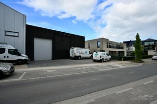 De loods is voorzien van een sectionale poort en verlichting. <br />Oppervlakte gelijkvloers: 476m2.<br />Stockageruimte op eerste verdieping +- 180m2.<br />Voldoende parking vooraan.<br />Huurprijs 1550 euro + 21%btw.<br />Interesse? Contacteer Immo Roman, gsm 0472 35 92 86<br />