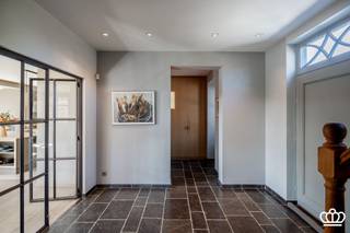 <p><span>Landelijk gelegen villa met 4 à 5 slaapkamers, 2 badkamers, mooie materialen, kwaliteitsvolle afwerking en sfeervolle indeling. Schitterend vrij uitzicht op de weilanden achteraan!</span></p><p><span> </span></p><p><span>INDELING:</span></p><p><span> </span></p><p><span>Gelijkvloers</span></p><p><span>Inkomhal met ingebouwde vestiairekast. Gastentoilet in de hal. Stalen deur met glas geeft toegang tot de sfeervolle leefruimte en open keuken. De grote raampartijen zorgen voor maximale lichtinval en schitterend uitzicht op de tuin en de landerijen… in 1 woord idyllisch!</span></p><p><span>De open keuken is mooie geïntegreerd in de leefruimte en kwaliteitsvol afgewerkt (Lacanche fornuis met 2 ovens, vaatwasser, koelkast, natuursteen werkblad en spoelbakken). De zithoek (met gashaard) aan de tuinkant is zeer uitnodigend , de centrale eethoek, en een 2</span><span><sup>de</sup></span><span> zithoek (met houthaard) maken de leefruimte compleet .Mooie parketvloer in de woonruimte, en natuursteen in het keukengedeelte en de hal. Een grote berging met technische ruimte is bereikbaar vanuit de hal (en met extra deur naar de carport).</span></p><p><span> </span></p><p><span>Eerste</span><span> </span><span>verdieping</span></p><p><span>Houten trap naar de 1</span><span><sup>ste</sup></span><span> verdieping. Hier bevinden zich 2 ruime kinderkamers ,een mooie badkamer voor de kinderen (wastafel in natuursteen, inloopdouche), apart toilet, een wasberging, en een zeer royale masterbedroom met grote dressing en luxe badkamer en suite (uitgerust met dubbele wastafel en maatkasten, ligbad, inloopdouche). Het groot terras bij de masterbedroom biedt schitterend uitzicht! Parketvloeren in de slaapkamers, natuursteen in de badkamers.</span></p><p><span> </span></p><p><span>Tweede verdieping</span></p><p><span>Vanuit de wasberging een vaste trap naar de zolderverdieping. Deze is volledig afgewerkt, en is nu ingericht als grote slaapkamer met zithoek. Hier is meer dan ruimte genoeg voor een extra slaapkamer of werkkamer. Laminaatvloer op de hele verdieping.</span></p><p><span> </span></p><p><span>Tuin</span></p><p><span>Een groot terras is toegankelijk vanuit de woonkamer /keuken. De tuin is landelijk aangelegd en is mooi geïntegreerd in de omgeving (met gedeelte voor geitjes, fruitbomen,…)Het uitzicht over de weilanden is uniek, en geeft de locatie een echte meerwaarde. De mooie houten carport naast de woning (voor 2 auto’s) is een stijlvolle aanvulling voor de villa. De houten poort aan de voorkant is elektrisch bediend en sluit het perceel mooi af, verder mooie aanplanting van de voortuin met hagen en borders.</span></p><p><span> </span></p><p><span> </span></p><p><span>Bijzonderheden :</span></p><p><span>- Kwaliteitsafwerking</span></p><p><span>- Verwarming op ga (vloerverwarming beneden, radiatoren boven)</span></p><p><span>- Regenwaterput (toiletten op aangesloten)</span></p><p><span>- Overal houten shutters op maat aan de ramen (boven en beneden).</span></p><p><span>- 15 zonnepanelen.</span></p><p><span>- gelegen aan de rand van de Kalmthoutse Heide</span></p><p><span>- goede bereikbaarheid vanuit Nederland!</span></p><p><span>- goede combinatie tussen landelijke ligging, en toch alles binnen handbereik (scholen, winkels, openbaar vervoer).</span></p><p><span> </span></p><p><span> </span></p>