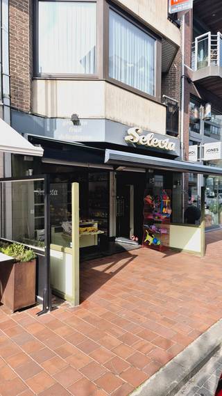 Knokke: deze winkelruimte is gelegen op 200 meter van de Zeedijk, met veel toeristische passage en midden in een zone met groot klanten potentieel (vaste bewoning - vakantieverhuur)! Beschikt over mooie winkelruimte, afzonderlijke ingerichte keuken en grote kelderruimte voor stock of extra werkruimte. Op heden ingericht als groenten en fruit speciaalzaak/kruidenierswinkel maar ook geschikt voor traiteur, meeneem gerechten, diverse kleinhandel , kantoor... Horecabestemming uitgesloten. Commerciële plannen in Knokke? Bel ons op nr 0475/812 810 of 050/70 70 00