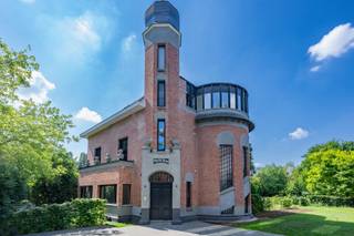 <p>Op zoek naar iets unieks? Ontdek deze bijzondere woonparel met uitstraling en uitzonderlijke indeling en ligging.</p>
<p>Gelijkvloers appartement met privétuin in een kasteeltje langsheen de Netedijk.<br />Castel Vera is van oorsprong een villa uit 1907 naar een ontwerp van de Lierse architect Edward Careels.<br />Het prachtige gebouw heeft een kenmerkende toren en halfcirkelvormige uitbouw, een echte blikvanger!<br /><br />Dit appartement combineert hedendaags comfort met historische charme en wordt semi-casco te koop aangeboden. (vloeren, binnendeuren en inrichting keuken en badkamer zijn nog uit te voeren door koper)<br />De uitzonderlijke locatie, langsheen de groene gordel van Lier én op wandelafstand van het centrum, is de ideale thuisbasis voor zij die willen genieten van rust en dat op een boogscheut van het gezellige en levendige Lier.<br /><br />Het gelijkvloers appartement heeft een privé tuin voor- en achteraan. Achter het gebouw is er een privatief tuinhuis van 15m² in padouk. <br />Een parkeerplaats op het terrein is inbegrpen.</p>
<p><br />INDELING:<br />Via de centrale inkomhal kom je in het privatieve appartement.<br />De inkomhal leidt je naar de woonkamer.<br />Deze prachtige boogvormige leefruimte heeft hoge plafonds en uitzicht op de tuin. Via de dubbel opendraaiende deuren kan je zo de privatieve tuin in.<br /><br />Verder door kom je in de, nog in te richten, leefkeuken. Alle leidingen zijn reeds voorzien.<br />Het grote schuifraam leidt je naar het inpandig terras. Ook van hieruit geniet je van het zicht op de mooie en riante tuin met perfecte zuid-west oriëntatie.<br /><br />Tegenover de keuken is een praktische berging met plaats voor wasmachine en droogkast.<br /><br />Het appartement beschikt over 2 ruime slaapkamers waar voldoende plaats is voor kasten.<br />De badkamer heeft reeds alle voorzieningen voor de plaatsing van een grote inloopdouche, wastafel en toilet.<br /><br />Bijzonderheden.<br />- Appartement in karakteristiek, historisch gebouw<br />- Verkeersluwe ligging aan de Vesten<br />- Kleinschalige mede-eigendom met slechts 3 appartementen</p>