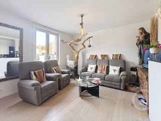 Ontdek dit charmante duplex appartement in een kleine en rustige residentie, gelegen op een zeer gunstige locatie in Middelkerke. Het appartement bevindt zich op wandelafstand van de zee, de dijk en diverse winkels, waardoor u hier geniet van zowel rust als het gemak van alle voorzieningen vlakbij.<br /><br />Het appartement werd recent gerenoveerd en is instapklaar. Dankzij de duplexindeling biedt het een aangename en ruime woonbeleving. Bovendien biedt het pand interessante mogelijkheden, aangezien het ook opgesplitst kan worden in twee afzonderlijke appartementen, wat het bijzonder aantrekkelijk maakt als investering of voor dubbele bewoning.<br /><br />De combinatie van de topligging vlak bij zee, de kleinschalige residentie en de flexibele indeling maakt van dit appartement een unieke opportuniteit aan de kust.<br />Interesse? Neem gerust contact op voor meer informatie of een bezoek ter plaatse.
