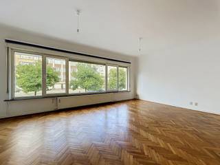 Situé entre l’ULB et le cimetière d’Ixelles, cet appartement de ±120 m² prend place dans un superbe immeuble de style Art déco, au cœur d’un quartier particulièrement recherché pour sa qualité de vie et sa mobilité.<br /><br />À seulement 10 minutes à pied du Bois de la Cambre, il bénéficie également d’une excellente desserte en transports en commun : les bus 71 et 72 ainsi que les trams 8 et 25 se trouvent à moins de 100 mètres.<br /><br />L’appartement séduit par ses beaux volumes et notamment par son grand living, ainsi que par sa véritable entrée avec espaces de rangement. Il comprend deux chambres et profite également d’une agréable terrasse avec accès à la cour, offrant un espace extérieur appréciable en ville.<br />L’appartement vient d’être repeint et est libre immédiatement.<br /><br />Une possibilité d’emplacement de stationnement est également disponible.<br /><br />Disponible dès le 15 septembre<br /><br />Provision de charges : 260 €/mois, comprenant le chauffage privatif, l’entretien des communs et l’ascenseur.<br /><br />PEB : G CO2: 100 kg/(m².an). 498 kWhEP/(m².an)<br />N°: 202012140000579804016<br /><br />Un appartement spacieux et plein de caractère, idéal pour ceux qui recherchent de beaux volumes, un environnement verdoyant et une excellente accessibilité, à proximité immédiate de l’ULB.