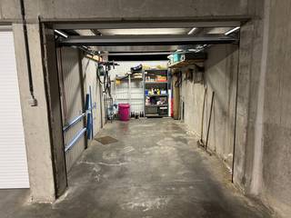 Bent u op zoek naar een veilige en vlot bereikbare parkeeroplossing in Middelkerke? Deze garagebox, gelegen in de Duinenweg 389, biedt een praktische oplossing voor het stallen van uw wagen of als extra opslagruimte.<br /><br />De garage heeft een afmeting van ongeveer 5,14 m diep en beschikt over een praktische indeling die geschikt is voor verschillende types wagens.<br /><br />Afmetingen:<br /><br />Hoogte: 1,93 m<br /><br />Breedte inrit: 2,35 m<br /><br />Breedte garage: 2,66 m<br /><br />Diepte: 5,14 m<br /><br />De centrale ligging in Middelkerke zorgt voor een vlotte bereikbaarheid en maakt deze garage interessant voor zowel eigen gebruik als investering.<br /><br />Voor meer informatie of een bezoek kunt u contact opnemen met Inti op inti@immofrancois.be of 0499 74 89 74.<br /><br />