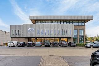 Recent vernieuwd en ruim kantoor (365 m²) te huur in Loppem op goed bereikbare locatie bij oprit E40.<br /><br />Indeling:<br />- Ruim kantoor met open werkplaatsen en afzonderlijke vergaderzalen<br />- Keuken<br />- Toiletten (H/D)<br />- Eerste verdieping<br /><br />Afwerking:<br />- Recente inrichting, renovatie 2019. <br />- Vloerverwarming (17 °C)<br />- Vernieuwde airco installatie<br />- Led armaturen <br />- Elektronisch sluitsysteem Winkhaus Bluechip met toegangsbeheer<br /><br />Details:<br />- Forfaitaire huurlasten (10% voor de onroerende voorheffing en algemene kosten) <br />- Variabele huurlasten worden eenmaal per jaar afzonderlijk aan de huurder pro rata aangerekend <br />- 8 Parkeerplaatsen met laadmogelijkheid op de buitenparking beschikbaar: € 100/P/maand indien voorzien van laadpaal.<br /><br />Aarzel zeker niet ons te contacteren indien dit bedrijfsvastgoed bestaande uit een kantoor te huur in Loppem u mogelijks kan interesseren.