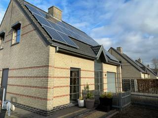 Breng een bezoek aan deze instapklare open bebouwing, voorzien van een inkomhall met gastentoilet, lichtrijke leefruimte en ingerichte keuken. Op...