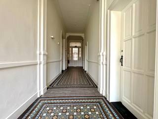 INDIEN U EEN BEZOEK WENST IN TE PLANNEN GELIEVE EEN BEZOEK AAN TE VRAGEN VIA WWW.HILLEWAERE.BE VIA DE RODE KNOP<br /><br />Dit charmante 1-slaapkamerappartement ademt karakter. Denk: herenhuisallures, hoge plafonds, prachtige parketvloeren en een gezellige sfeer waar je je meteen thuis voelt. En dat allemaal op een heerlijke locatie aan een rustig plein, terwijl je op amper enkele minuten wandelen midden in het stadscentrum staat. Best of both worlds dus.<br /><br />Indeling:<br />Het appartement bevindt zich op de eerste verdieping van een authentiek gebouw en werd volledig gerenoveerd met respect voor de charme van weleer, maar mét het comfort van vandaag.<br /><br />Bij het binnenkomen word je verwelkomd in de inkomhal, waar je meteen ook een apart gastentoilet en een handige berging/wasplaats terugvindt.<br /><br />De lichtrijke leefruimte met open keuken baadt dankzij de grote raampartijen in het het licht. De moderne keuken is uitgerust met alles wat je nodig hebt: een inductiekookplaat, dampkap, combi-oven, vaatwasser, spoelbak en handige kolomkast.<br /><br />Via de nachthal bereikt u de ruime slaapkamer met ensuite badkamer. Deze stijlvolle badkamer beschikt over een dubbele wastafel, een spiegel met antidampfunctie en een inloopdouche.<br /><br />Het appartement heeft geen eigen terras, maar de zonnige gemeenschappelijke tuin achteraan maakt dat meer dan goed! Een rustig plekje om even te ontspannen in het groen.<br /><br />Kort samengevat: een appartement met charme, licht en karakter, voor wie graag rustig woont maar toch het stadsleven binnen handbereik wil houden.<br /><br />Bijzonderheden:<br />- Onmiddellijk beschikbaar<br />- Servicekosten: 50 € per maand<br />- Gordijnen en verlichting aanwezig