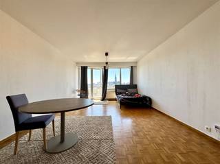 Dit aangename appartement is gunstig gelegen nabij het centrum van Antwerpen, met vlotte toegang tot winkels, openbaar vervoer, scholen en...