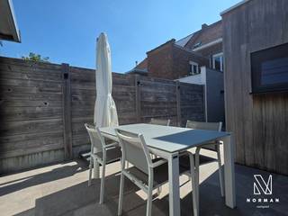 Welkom in deze volledig gerenoveerde woning (EPC B - overal airco) met 3 slaapkamers op wandelafstand van Kortrijk-centrum, met een zonnig tuinterras. Mogelijkheid tot huren van een garage en fietsenberging in de straat.<br /><br />We komen de woning binnen via een mooie hall die toegang geeft tot de zeer lichtrijke leefruimte met eetplaats. De aangrenzende op maat gemaakte keuken is praktisch ingericht en voorzien van alle toestellen. In de badkamer vinden we een mooi meubel met dubbele lavabo en een luxueuze inloopdouche. Er is een afzonderlijk toilet. <br /><br />De 1e verdieping bereiken we via een mooie houten trap. We vinden er 2 ruime slaapkamers terug. De indrukwekkende “master bedroom” bevindt zich op de 2e verdieping en is zoals de rest van de woning tot in de puntjes afwerkt.<br /><br />De onderhoudsvriendelijke tuin omvat een zonnig terras en een handige bergruimte. Onder de woning bevindt zich nog een grote kelder. <br /><br />+ EPC B, inclusief 12,6 m² zonnepanelen<br />+ airco in de hele woning<br />+ volledig instapklaar <br /><br />De geafficheerde prijs van 299.000 euro is een vanafprijs. Elk bod vanaf 299.000 euro of hoger wordt voorgelegd aan de eigenaar die dit bod al dan niet kan aanvaarden.<br /><br />* De 2 foto's waarop de woning leeg te zien is, zijn met AI gegenereerd.