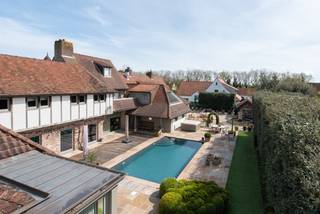 Exclusieve eigendom villa met B&B op een perceel van 1989m² gelegen in het hart van de Simli-wijk te Nieuwpoort-Bad. Deze grandioze villa met...