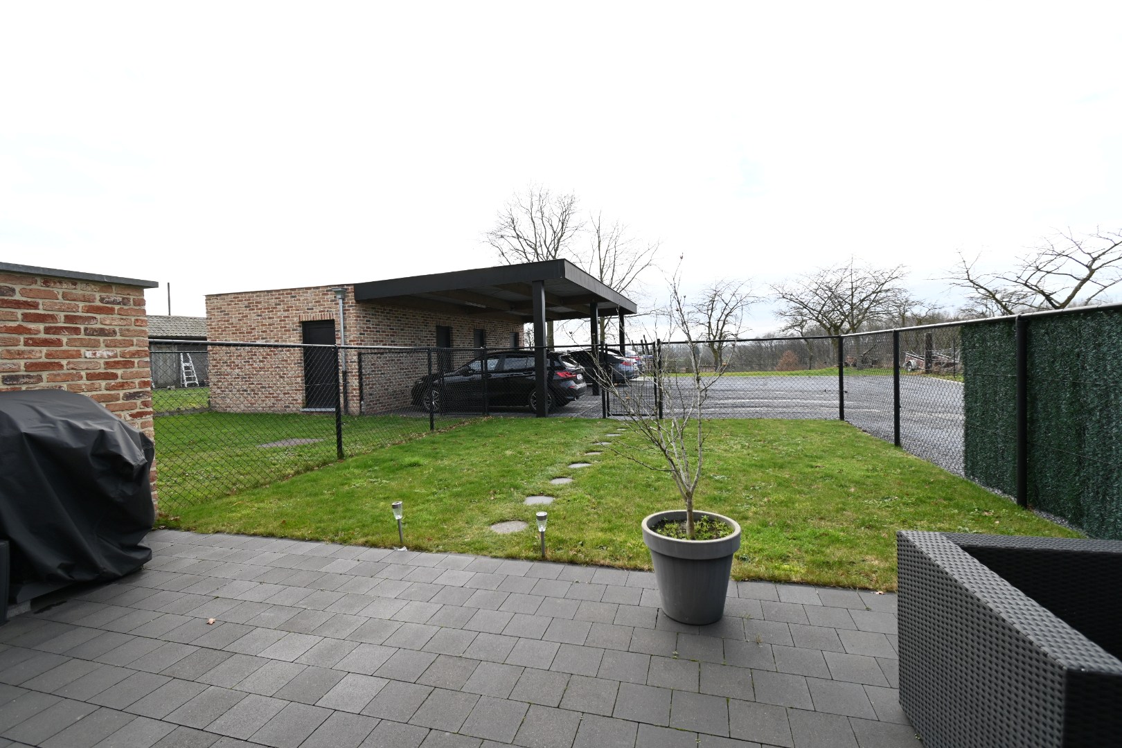 Knap afgewerkt gelijkvloers appartement met 2 slaapkamers, ruim terras, tuintje, carport en berging - GEEN GEMEENSCHAPPELIJKE ONKOSTEN - foto 3