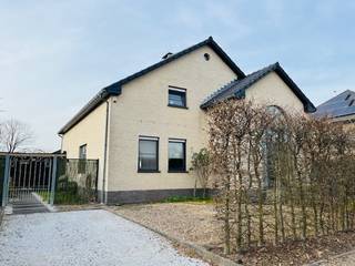 Perfecte locatie, vlakbij natuurgebied. Alle verbindingen mogelijk. Zeer mooie en rustige ligging. 23 zonnepanelen aanwezig met certificaten...