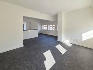 In deze kleinschalige residentie van twee appartementen vinden we dit appartement op de eerste verdieping, gelegen in het centrum van Bornem. Het appartement bevindt zich op een boogscheut van alle nodige faciliteiten, zoals scholen, winkels, en openbaar vervoer. Verder beschikt het appartement over een uitstekende bereikbaarheid omwille van de ligging vlakbij de N16.<br /><br />Bij het betreden van het appartementsgebouw komen we binnen in de gemeenschappelijke inkomhal. Vanuit deze inkomhal kom je terecht in de hal van het appartement, die toegang geeft tot verschillende ruimtes zoals onder meer de ruime en lichtrijke leefruimte met open keuken. De keuken is voorzien van alle hedendaagse toestellen en een praktische berging. <br /><br />Verder beschikt het appartement over twee slaapkamers, een badkamer met lavabo en douche en toilet. <br /><br />Nood aan buitenruimte? Dit kan je terugvinden op het gezellige terras, te bereiken via de keuken. <br /><br />Een fiets kan je opbergen in de daarvoor voorziene fietsenstalling.<br />Verder beschikt het appartement over een autostaanplaats. <br /><br />Er zijn geen maandelijkse kosten.<br />Het appartement is onmiddellijk beschikbaar.<br /><br />Heb je interesse in dit gelijkvloers appartement? <br />Neem gerust contact op via yordi@julimmo.be of 03 303 39 36.