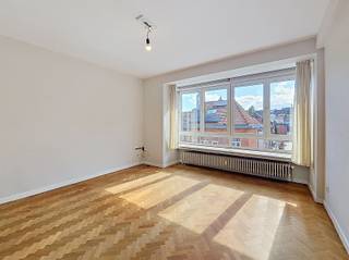 <p><span>Dit aangename en instapklare appartement geniet van een uitstekende ligging nabij Gent-Zuid en het gezellige Muinkpark, met het historische centrum van Gent op wandel- en fietsafstand. Dankzij de nabijheid van verschillende openbaarvervoersmogelijkheden en de vlotte bereikbaarheid met de wagen, combineert deze woonst een centrale ligging met optimaal wooncomfort.</span></p><p><span>Bij het binnenkomen wordt u verwelkomd in de lichtrijke woonkamer van ca. 24 m², afgewerkt met een authentieke visgraatvloer en een charmante sierhaard die voor extra sfeer zorgt. De recent gerenoveerde keuken is uitgerust met een oven, microgolfoven, koelkast en diepvries, elektrische kookplaat en dampkap.</span></p><p><span>Verder beschikt het appartement over een vernieuwde badkamer met inloopdouche, wastafel en badkamermeubel. De ruime slaapkamer van ca. 18 m² biedt veel comfort en wordt aangevuld met een extra kamer van ca. 9m² die perfect kan dienen als bureau, dressing of hobbyruimte. In deze ruimte bevindt zich eveneens de aansluiting voor een wasmachine.</span></p><p><span>Aansluitend aan de kamers bevindt zich een aangenaam terras. De inkomhal beschikt bovendien over een praktische ingebouwde kast die extra bergruimte biedt.</span></p><p><span>Tot slot zijn er nog een private kelderberging en een gemeenschappelijke fietsenstalling aanwezig.</span></p><p><span>Een ideale woonst voor wie op zoek is naar een verzorgd appartement op een toplocatie nabij het bruisende centrum van Gent. </span></p>