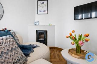 Dit gelijkvloers appartement met één slaapkamer is een must see voor de echte citylovers! Super centraal gelegen aan het Mechelseplein, hartje Antwerpen centrum. Graag koffiekoeken op zondag van bakkerij Lints? Of een apero op het terras van de Kapitein Zeppos? Dat kan dus allemaal, en wel vlak voor je deur! Scholen, winkels en openbaar vervoer liggen allemaal op korte wandelafstand.<br /><br />Het appartement werd recent volledig gerenoveerd volgens de meest recente energienormen en behaalt zo een EPC A-label! De lichtrijke leefruimte met grote raampartijen sluit aan op een open moderne keuken, volledig uitgerust met alle comfort, inclusief vaatwas en quooker kraan!<br /><br />De slaapkamer ligt aan de rustige achterzijde van het appartement en voelt ruim aan. Van hieruit heb je directe toegang tot de badkamer met toilet, douche en lavabo. Ook is er een leuk terras aanwezig met ingebouwde zitbank.<br /><br />Extra troeven: AAA-locatie, EPC A-label, volledig gerenoveerd, privatieve kelderberging, lage algemene kosten, airconditioning, conforme elektriciteit, volledig gemeubileerde inrichting (overname bespreekbaar).<br /><br />Ideaal als investering met sterke verhuurpotentie of als eigen woonst op een bruisende centrumlocatie!<br /><br />Meer vragen of graag een bezoek ter plaatse? Bel Dries: 0470/107 217.<br /> 