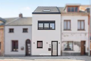 <p>MAISON CONVIVIALE ET MODERNE À WAASMUNSTER</p><p>Cette maison élégamment rénovée à Waasmunster offre un mélange parfait entre confort contemporain et agencement pratique. Avec une surface habitable de 123 m², c'est un choix idéal pour les familles ou les couples à la recherche d'une maison facile à entretenir mais entièrement équipée.</p><p>POINTS FORTS DE L'INTÉRIEUR</p><p>La maison dispose de trois chambres, ce qui offre suffisamment d’espace pour une famille ou un bureau. L’agencement est bien pensé et fonctionnel, avec un espace de vie lumineux et ouvert qui s’intègre parfaitement à une cuisine moderne et équipée. La cuisine bénéficie de finitions haut de gamme, avec des placards sur mesure noirs et un îlot de cuisine fonctionnel, parfait pour préparer les repas.</p><p>La seule salle de bains a été entièrement modernisée avec deux lavabos élégants, une douche à l'italienne dotée d'une paroi en verre et des finitions de grande qualité. Tous les équipements sanitaires sont haut de gamme et garantissent un confort quotidien luxueux.</p><hr /><p>ÉTAGES & T CIRCULATION</p><p>L'escalier aux marches en bois relie les niveaux avec élégance. La luminosité apportée par les baies vitrées crée une ambiance de vie agréable à tous les étages.</p><p>ESPACE EXTÉRIEUR</p><p>La propriété dispose d’un jardin arrière très attrayant, doté d’un dallage réalisé par des professionnels et d’une pelouse bien entretenue. Des clôtures en bois garantissent l'intimité et protègent des regards extérieurs. Cet espace extérieur est idéal pour se détendre et convient parfaitement aux familles avec des enfants ou des animaux de compagnie. Les arbres verdoyants qui entourent le jardin créent une atmosphère sereine.</p><br /><hr /><p>ÉQUIPEMENTS</p><p>La maison est équipée d’installations modernes, notamment d’un circuit électrique bien pensé. Un espace de rangement pratique et une cave offrent suffisamment d’espace de stockage.</p><p>EMPLACEMENT</p><p>Située dans la charmante commune de Waasmunster, la maison bénéficie d’une façade centrale donnant sur la rue et d’une bonne accessibilité. Elle allie un caractère rural à des équipements modernes.</p><p>Cette maison est un excellent choix pour ceux qui recherchent une propriété joliment rénovée, alliant caractère et confort moderne.</p><p>Vous recherchez une maison alliant authenticité et potentiel ? Contactez-nous au 09 310 77 07 ou à l'adresse info@woonhoekvastgoed.be pour une visite.</p>