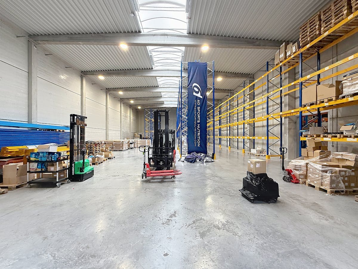 Magazijn (684 m²) met kantoor (156 m²) te huur in Kruisem - foto 5