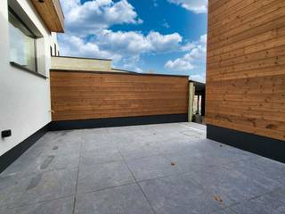 ZAT 29/11- 1 STE BEZOEKDAG OP AFSPRAAK 0488.85.81.84 Deze volledig totaal gerenoveerde woning (2024–2025) combineert hedendaags comfort met een hoogwaardige afwerking en biedt maar liefst 5 ruime slaapkamers. Op het gelijkvloers geniet je van een grote, lichtrijke leefruimte met parketvloer, een moderne en volledig uitgeruste keuken en een stijlvolle badkamer met vrijstaand bad, inloopdouche en dubbel lavabomeubel. Aansluitend vind je een praktische berging en een zonnig terras. Op de eerste verdieping bevinden zich drie mooie slaapkamers, apart toilet en een nachthal, terwijl de tweede verdieping volledig werd ingericht tot twee extra volwaardige slaapkamers dankzij een vaste trap en vernieuwde zolderinrichting. De woning werd grondig gerenoveerd met oog voor comfort, isolatie en esthetiek: nieuwe roosteringen, vernieuwd dak, nieuwe ramen en deuren, kwalitatieve vloeren en een moderne afwerking in de volledige woning. Daarnaast is er een aansluiting voorzien voor regenwater en is de woning klaar voor energiezuinig en toekomstgericht wonen. Achteraan ligt een gezellig terras en er is eventueel mogelijkheid tot toegang via de tuin (mits gemeentelijke goedkeuring). Deze instapklare woning biedt ruimte, licht en kwaliteit — ideaal voor wie zorgeloos wil verhuizen en meteen wil genieten van een volledig vernieuwd huis. Voor meer inlichtingen of een afspraak: 0488 85 81 84