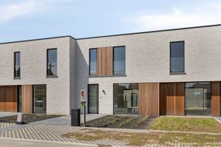 <span><span>Residentieel wonen in het landelijke Jonkershove (deelgemeente van Houthulst) waarbij iedere woning voorzien is van een ruim bijgebouw van ca. 40 m² (dubbele garage</span></span>/loods<span><span>). <br /><br /><strong>TRYCKEGOED</strong> is een kleinschalig en uiterst energiezuinig nieuwbouwproject bestaande uit <strong>10 woningen</strong>. Drie woningen langs de Mgr. Schottestraat en 7 gekoppelde woningen langs de Bosdreef. Alle woningen worden opgeleverd met 3 ruime slaapkamers, parkeergelegenheid voor de woning en gekoppeld aan een erg ruime garage/loods (tot 40m²) die ook als werk/berg ruimte kan dienst doen. De bijgebouwen kunnen langs achteren via een afzonderlijke toegang bereikt worden. Een deur in het bijgebouw koppelt deze met de tuin van iedere woning. </span></span><br /><br /><span><span><strong>Comfort, energiezuinigheid en kwaliteit zijn de eigenschappen van deze kleinschalige realisatie.</strong><br /><br />Tijdens de ontwerpfase werd veel aandacht geschonken aan enerzijds de <strong>energiezuinigheid</strong> en anderzijds het <strong>wooncomfort </strong>van de bewoners:</span></span>
<ul>
<li><strong><span><span>Praktische indeling;</span></span></strong></li>
<li><strong><span><span>Veel lichtinval;</span></span></strong></li>
<li><span><span><strong>Handige en ruim bijgebouw</strong> (dubbele garage/loods);</span></span></li>
<li><span><span>Regenwaterput van <strong>10.000L per woning</strong>; </span></span></li>
</ul>
<span><span>Op deze manier is het zowel binnen als buiten aangenaam vertoeven in deze woningen.<br /><br /><strong><u>Indeling:</u></strong> Mooie inkom met gastentoilet, open leefruimte met open keuken gekoppeld aan een erg ruime keukenberging. Op eerste verdiep beschikt de woning over 3 zeer ruime slaapkamers, een badkamer (inloopdouche, dubbele lavabo en mogelijkheid voor een bad) en afzonderlijk toilet op de gang. <br /><br /><strong><u>Wat maakt TRYCKEGOED uniek:</u></strong></span></span>
<ul>
<li><span><span>Beter dan BEN (E4 tot E20) -> 100% korting op onroerende voorheffing voor 5 jaar en S23 tot S28 (afhankelijk van type woning);</span></span></li>
<li><span><span>Aluminium buitenschrijnwerk;</span></span></li>
<li><span><span>Energiezuinig project (vloerverwarming met <strong>warmtepomp (l/w), 8 zonnepanelen per woning</strong>, warmtepomp met ingebouwde boiler voor sanitair warm water,…);</span></span></li>
<li><span><span>Ventilatiesysteem D; </span></span></li>
<li><span><span><strong>Kleinschalig project</strong>;</span></span></li>
<li><span><span><strong>Rustige ligging</strong>;</span></span></li>
<li><span><span>Kwalitatieve architectuur en materiaalkeuze;</span></span></li>
<li><span><span><strong>Uniek concept met ruime dubbele garages/loodsen</strong> gekoppeld aan woning;</span></span></li>
<li><span><span>...</span></span></li>
</ul>
<span><span><em>De oplevering van dit nieuwbouwproject is voorzien bij akte.<br /><br />Prijs garage op aanvraag (dient mee aangekocht te worden per woning).</em><br /><br />Dit is een realisatie van Marc Demeulenaere. Wie reeds gebouwd heeft met deze bouwheer, weet dat we hier spreken van een zeer kwalitatieve opdrachtgever met oog voor kwaliteit en degelijkheid. U ziet onmiddellijk aan de werf dat dit project een goede opvolging geniet. <br /><br /><strong>Bent u op zoek naar een prachtige nieuwbouw als eigen woning of een goede investering met gegarandeerd rendement? Plan dan snel uw afspraak! Contacteer ons op het nummer 051 50 11 51 of via diksmuide@diksimmo.be.</strong></span></span>