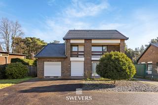 Voor meer info en foto’s, surf naar www.swevers.be –In het rustige en groene Ham vind je deze vrijstaande woning op een riant perceel van 1.847 m²...