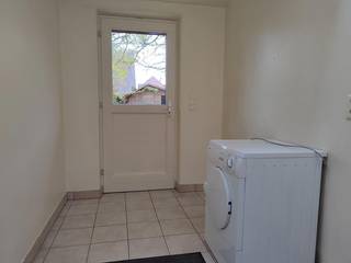 <span>Deze ruime woning is gelegen in Merksplas, in een aangename omgeving met een vlotte verbinding naar het centrum, scholen en winkels. Op het gelijkvloers vindt u een inkomhal met gastentoilet, een lichtrijke leefruimte, een open keuken en een praktische wasplaats/berging. Op de verdieping bevinden zich vier volwaardige slaapkamers en een ruime badkamer, uitgerust met zowel een ligbad als een douche. Buiten geniet u van een gezellige tuin met tuinhuis, ideaal om te ontspannen of extra bergruimte te creëren. De woning beschikt bovendien over een carport en wordt verwarmd op aardgas, wat zorgt voor een aangenaam wooncomfort. Dankzij de praktische indeling en de ruime gezinsvriendelijke opzet is dit de ideale woning voor wie op zoek is naar comfortabel wonen in Merksplas. Een BEZOEK aanvragen kan enkel online via </span><span>WWW.VASTGOEDPARTNERS.BE</span>