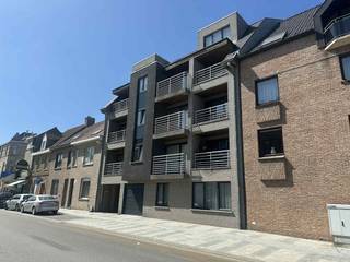 De staanplaats (nr. 3) heeft volgende afmetingen en is makkelijk in te rijden. Breedte: 2,02mDiepte: 4,67mInteresse in deze goedgelegen staanplaats...