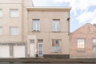 <p>en je op zoek naar een stadswoning met 3 slaapkamers en een centrale ligging? Gevonden!</p><p>Deze gezellige woning bevindt zich op een toplocatie op wandelafstand van het centrum, het station, het stadspark, scholen en winkels, én geniet bovendien van een vlotte verbinding naar de autostrade richting Brussel. Extra interessant: op het gelijkvloers werden recent alle ramen vernieuwd, evenals de voor- en achterdeur. <strong>Momenteel is de EPC-score E: als het huis wordt gebouwd aan de rechterzijde, dan schiet het vanzelf op naar een D label. Deze woning wordt u aangeboden met een vanafprijs: vanaf 199.000 EUR kunt u uw bod uitbrengen.</strong></p><p>Bij het binnenkomen word je verwelkomd in een aangename woonkamer die naadloos overgaat in de gezellige keuken, uitgerust met spoelbak, kookplaat, dampkap en koelkast. Aansluitend vind je een praktische berging en een apart toilet. Achteraan beschikt de woning over een kleine, onderhoudsvriendelijke koer. De kelder zorgt voor extra bergruimte.</p><p>Op de eerste verdieping bevinden zich twee volwaardige slaapkamers en een badkamer met douche, lavabomeubel en toilet. Via een vaste trap bereik je de tweede verdieping, waar je de derde slaapkamer vindt.</p><p>Ben je op zoek naar een betaalbare en goed gelegen woning met potentieel? Neem dan snel contact op voor een bezoek en ontdek zelf de mogelijkheden van deze stadswoning!</p>