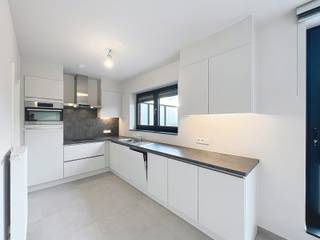 Plan je afspraak in op www.living-stone.beGezellig appartement met twee slaapkamers op de tweede verdieping, bereikbaar via een unieke lift. Je...