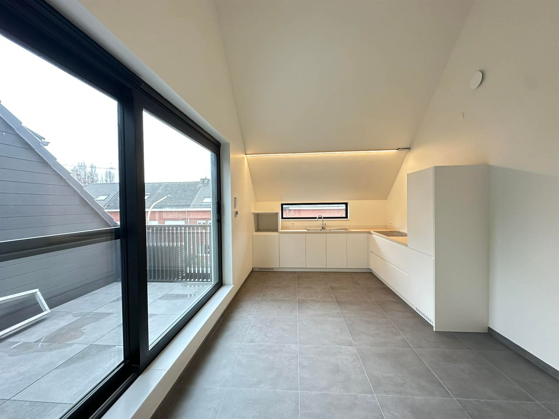 Prachtige triplex met 2 slaapkamers, terras en parking. - foto 3