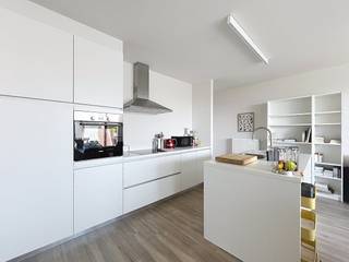 Op een uitstekende ligging in Sint-Andries, vlak bij het centrum van Brugge en met een vlotte verbinding naar de Expresweg en de E40, bevindt zich dit instapklare nieuwbouwappartement. Dankzij de doordachte indeling, de moderne afwerking en de aangename lichtinval biedt dit appartement alle comfort voor wie op zoek is naar een kwalitatieve woonst.<br /><br />Bij het binnenkomen kom je terecht in de inkomhal die toegang geeft tot de lichtrijke leefruimte. De open keuken sluit naadloos aan op de woonkamer en is uitgerust met een oven, koelkast en vaatwasser. Via de leefruimte bereik je het zonnige, zuidwestgerichte terras, waar je in alle rust kunt genieten van de namiddag- en avondzon.<br /><br />Verder beschikt het appartement over twee volwaardige slaapkamers, een moderne badkamer met dubbele lavabo en douchecabine en twee praktische bergruimtes die extra opbergruimte bieden. Een ondergrondse autostaanplaats is inbegrepen in de huurprijs, wat het wooncomfort compleet maakt.<br /><br />Algemeen: <br />- Huurprijs: € 975/maand (inclusief autostaanplaats)<br />- Provisie gemeenschappelijke kosten: € 75/maand<br />- Beschikbaar vanaf: 1 september 2026<br /><br />De snelste manier om een bezoek te brengen aan deze woning? Vraag je bezoek aan via de roze knop op onze website (www.dewaele.com) en je wordt gecontacteerd door onze verhuurexpert. <br />Telefonisch kunnen er geen afspraken gemaakt worden. Bij andere vragen kun je ons telefonisch contacteren via 050 444 999.