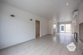 <ul>
	<li>Deze ruime woning is gelegen in een <strong>rustige woonwijk</strong> te Bredene.</li>
	<li>De woning werd recent <strong>gerenoveerd</strong> en is volledig instapklaar.</li>
	<li>Zijn onder andere aanwezig: vernieuwd binnen -en buitenschrijnwerk, <strong>lucht/lucht warmtepomp</strong>, gashaard, gloednieuwe badkamer, ...</li>
	<li>De indeling is als volgt:<br />- Kelder met aansluiting voor wasmachine en droogkast.<br />- glv: inkom, toilet, ruime leefruimte met open keuken, aansluitend terras en <strong>garage</strong> achteraan.<br />- 1<sup>e</sup>: hal, toilet, badkamer met inloop douche, berging en <strong>twee zeer ruime slaapkamers.</strong><br />- 2<sup>e</sup>: Zolderruimte die volledig afgewerkt is als <strong>volwaardige slaapkamer</strong>.</li>
	<li>Bijkomende kenmerken: <strong>gunstige EPC score met label A </strong>en conforme elektrische keuring.</li>
	<li>Deze woning is de ideale gezinswoning!</li>
</ul>