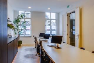 <p><span>NL. Telefonisch worden geen bezoekmomenten geregeld. Wenst u een bezoek? Gelieve dan het invulveld van deze website te vervolledigen met uw naam, uw telefoonnummer en uw e-mailadres. Wij zullen u vervolgens uitnodigen voor een bezichtiging.<br />FR. Aucune visite n'est organisée par téléphone. Vous souhaitez une visite ? Remplissez le formulaire de ce site web en indiquant votre nom, votre numéro de téléphone et votre adresse e-mail. Nous vous inviterons ensuite à une visite.<br />EN. Visits will not be arranged by phone. Would you like a visit? Then please complete the form on this website with your name, phone number and e-mail address. We will then invite you for a viewing. </span></p><p><span> </span></p><p><span>Deze handels- of kantoorruimte bevindt zich rechts van de statige inkomhal op Keizersplein 21 in Aalst en profiteert van een sterke zichtbaarheid dankzij de ligging langs de drukke wandelroute tussen het winkelcentrum en de Keizershallenparking. De moderne inkom met zwart gelakte stalen deuren en glas geeft het pand een uitnodigende en hedendaagse uitstraling die perfect aansluit bij de commerciële omgeving. De ruimte omvat ongeveer 53 vierkante meter en biedt een functionele en aangename indeling met een praktische keuken, een afzonderlijk toilet en veel ingemaakte kastruimte die een efficiënte organisatie van het werk ondersteunt. De klimaatregeling verloopt via airconditioning die zowel koelt als verwarmt, terwijl het toegangssysteem met badges zorgt voor een veilig en professioneel onthaal. De huurprijs bedraagt 1350 euro per maand en omvat een forfait voor de gemeenschappelijke kosten, en de huurwaarborg van drie maanden wordt geplaatst bij Korfine. </span></p><p><span> </span></p><p><span>Aan de linkerzijde van de inkomhal is bovendien een tweede, compactere kantoorruimte beschikbaar van circa 45 vierkante meter, die eveneens kan worden gehuurd en zo bijkomende mogelijkheden biedt voor ondernemers die een andere schaal of indeling wensen. Deze handelsruimte vormt een veelzijdige en aantrekkelijk gelegen keuze voor wie zoekt naar kwaliteit, zichtbaarheid en een centrale positie in het hart van Aalst. </span></p>