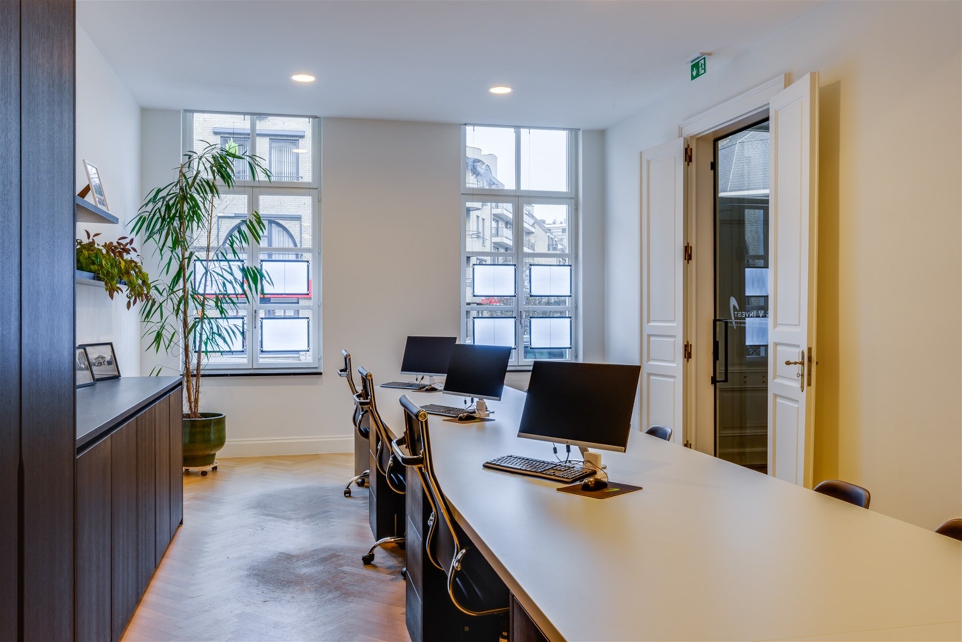 Representatief kantoor- of handelspand op topligging aan het Keizersplein in Aalst - foto 2