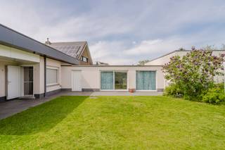 Op zoek naar een gelijkvloerse woning met een extra troef? Deze karaktervolle bungalow met terras in het gegeerde Marke biedt een uiterst interessante combinatie van comfortabel wonen en praktische extra ruimte.<br /><br />De villa beschikt over een praktische en doordachte indeling waarbij alle woonruimtes zich vlot toegankelijk op het gelijkvloers bevinden.<br /><br />Een absolute meerwaarde is het atelier achteraan de eigendom, bereikbaar via een grote sectionale poort. Deze voormalige fotostudio leent zich perfect voor een zelfstandige, hobbyist of wie nood heeft aan extra opslag- of werkruimte. De ruimte is ideaal voor het stallen van een camionette, werkmateriaal, of het inrichten van een eigen atelier aan huis.<br /><br />Topligging: Groen én centraal<br />De ligging in de Diagorasstraat (vlakbij het Olympiadeplein met speelplein en sportvelden) is een van de grootste troeven. U woont hier in een rustige, residentiële omgeving op wandel- en fietsafstand van het prachtige Preshoekbos — ideaal voor wie houdt van rust en natuur. Tegelijkertijd geniet u van een vlotte verbinding met het centrum van Kortrijk, belangrijke invalswegen, scholen en winkels.<br /><br />Een eigendom met een veelzijdig karakter op een uiterst sterke locatie. Ontdek de indeling en de loods zelf tijdens een bezoek.<br /><br />Bestuursmaatregelen in het maatregelenregister: nee